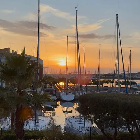Vue Port, Piscine Et Parking 4 Couchages Entierement Renove *